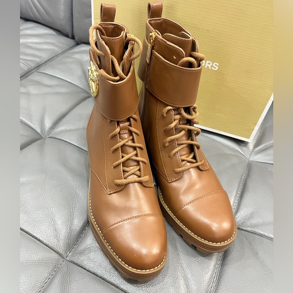NEW Size 8 MICHAEL KORS Rory Luggage Leather Gold Logo Combat Boots Hiking - Picture 2 of 7